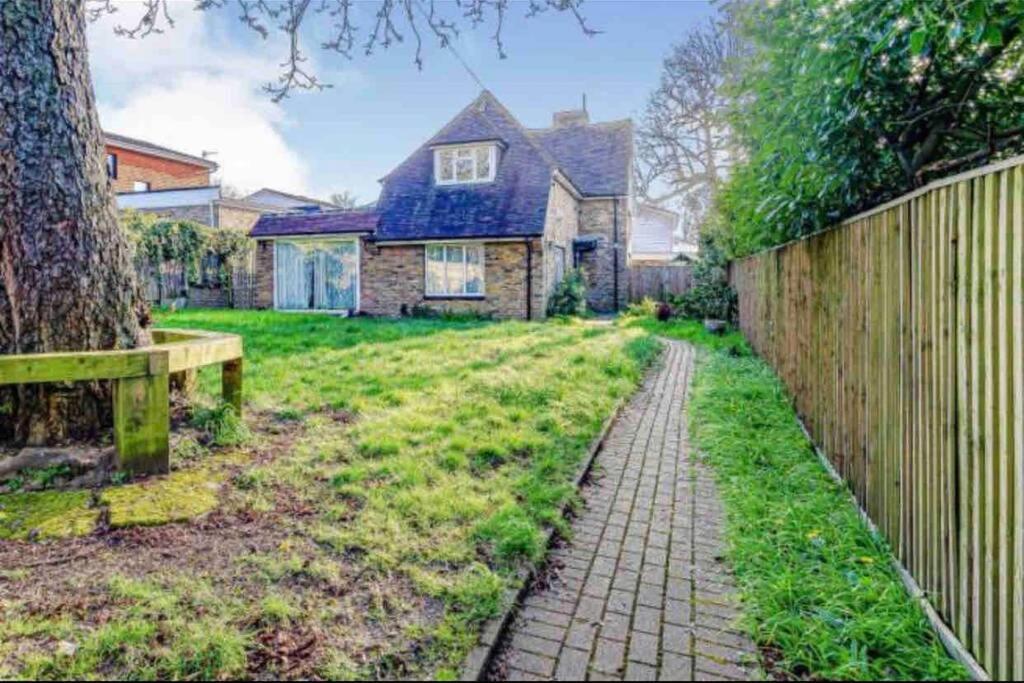 Lovely Cottage In The Heart Of Shirley- Croydon Extérieur photo