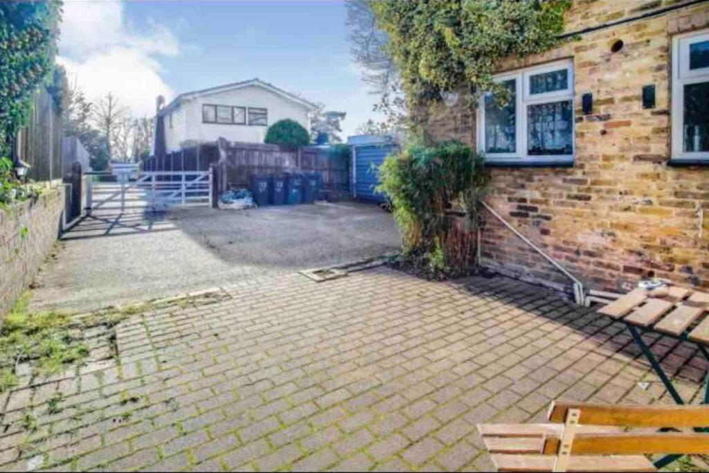 Lovely Cottage In The Heart Of Shirley- Croydon Extérieur photo