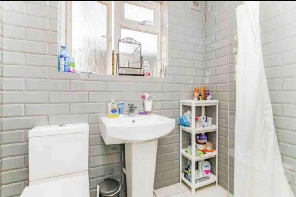 Lovely Cottage In The Heart Of Shirley- Croydon Extérieur photo